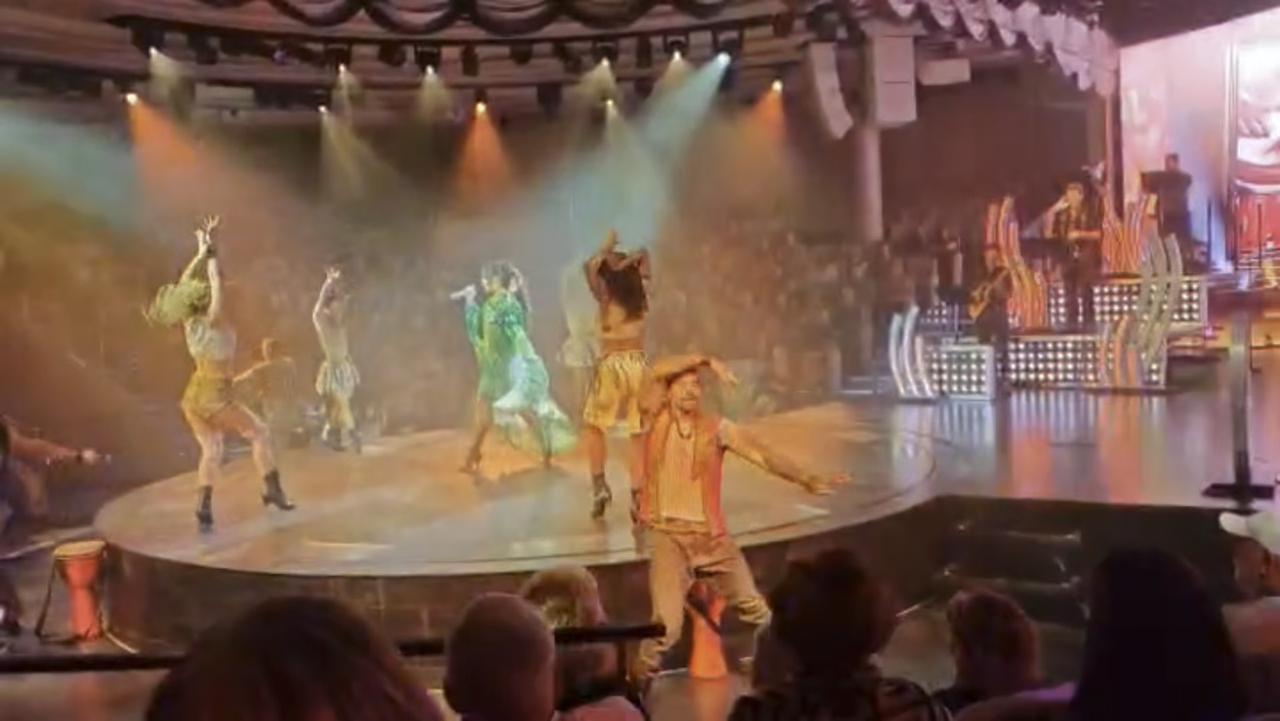 游轮上的歌舞杂技魔术表演